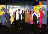 Die SI STAR JURY 2022 Regine Peter, Sabine Siegl, Dominique Henz, Isa Willinger, Susanne Becker, Christiane Schauder und Margrit Stärk zusammen mit Ministerpräsidentin Malu Dreyer.
