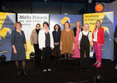 Die SI STAR JURY 2022 Regine Peter, Sabine Siegl, Dominique Henz, Isa Willinger, Susanne Becker, Christiane Schauder und Margrit Stärk zusammen mit Ministerpräsidentin Malu Dreyer.